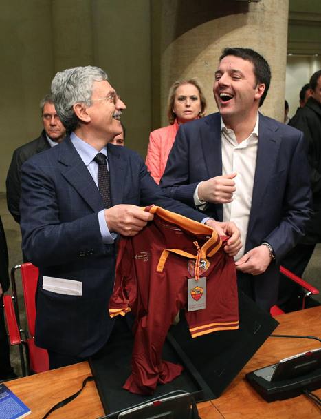 Calcio e politica ancora insieme: Renzi ha portato ad Angela Merkel la maglia di Mario Gomez. Stavolta  stato lui a ricevere il regalo. Ansa